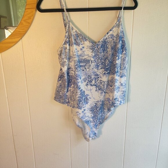 Bodysuit by H&M in blue and white flowers and zoo animals, 95% cotton,with Snaps - Picture 2 of 5